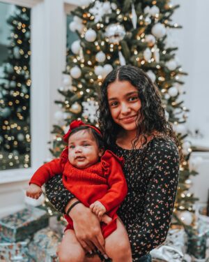 Douglas Lima Instagram - Merry Christmas from my family to yours!😃🎄
I hope your day is full of joy and happiness in this beautiful day that we celebrate the birth of our King ❤️ 
Jesus is the Reason for the Season
