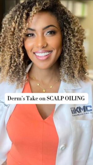 Dr. Meena Singh Instagram - 𝗗𝗲𝗿𝗺𝗮𝘁𝗼𝗹𝗼𝗴𝗶𝘀𝘁 𝘁𝗮𝗸𝗲 𝗼𝗻 𝗦𝗖𝗔𝗟𝗣 𝗢𝗜𝗟𝗜𝗡𝗚// 𝗣𝗿𝗼𝘀 & 𝗖𝗼𝗻𝘀⁣
⁣
👍🏽𝗣𝗿𝗼𝘀: ⁣
Bioactive oils which help with stimulation of hair growth, have anti-inflammatory properties or antifungal benefits and are useful in maintenance of a healthy scalp⁣
⁣
𝗥𝗼𝘀𝗲𝗺𝗮𝗿𝘆 𝗢𝗶𝗹: has anti-inflammatory properties, may improve blood circulation to the scalp, promotes hair growth ⁣
𝗣𝗲𝗽𝗽𝗲𝗿𝗺𝗶𝗻𝘁 𝗢𝗶𝗹: cool soothing sensation for itching & irritation to scalp . 👉🏾stimulates hair follicles &  may contribute to hair growth.⁣
𝗝𝗼𝗷𝗼𝗯𝗮 𝗢𝗶𝗹: Similar in composition to the natural oils produced by the scalp, jojoba oil helps balance sebum production⁣
𝗔𝗺𝗹𝗮 𝗼𝗶𝗹: rich in vitamin C, antioxidants, and fatty acids, which nourish scalp⁣
𝗧𝗲𝗮 𝘁𝗿𝗲𝗲 𝗼𝗶𝗹: 𝗔nti-inflammatory and antifungal properties that help with reducing the growth of Malassezia, the fungus associated with seborrheic dermatitis ⁣
⁣
👎🏽𝗖𝗼𝗻𝘀: ⁣
𝗪𝗼𝗿𝘀𝗲𝗻 𝗦𝗲𝗿𝗯 𝗗𝗲𝗿𝗺: Some oils can worsen seborrheic dermatitis by creating an environment suitable for fungal growth⁣
𝗘𝘅𝗰𝗲𝘀𝘀𝗶𝘃𝗲 𝗢𝗶𝗹 𝗕𝘂𝗶𝗹𝗱 𝘂𝗽 & 𝗖𝗹𝗼𝗴𝗴𝗲𝗱 𝗣𝗼𝗿𝗲𝘀: Some oils may clog hair follicles causing issues like folliculitis or acne on the scalp⁣
𝗜𝗿𝗿𝗶𝘁𝗮𝘁𝗶𝗼𝗻 𝘁𝗼 𝘀𝗰𝗮𝗹𝗽 𝗳rom oils especially highly concentrated essential oils ⁣
May 𝗣𝗿𝗲𝘃𝗲𝗻𝘁 𝗺𝗼𝗶𝘀𝘁𝘂𝗿𝗲 𝗮𝗯𝘀𝗼𝗿𝗽𝘁𝗶𝗼𝗻 especially if applied to already dry hair & scalp⁣

Do you know the difference between SCALP OILING VS GREASING