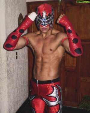 Dralístico Instagram - 12 años de esta foto  mi debut en la arena  México con este primer equipo he imagen de dragón lee mi personaje anterior mi primer díseño  de máscara  y después ya la fui modificando , tenía 4 días de haberme roto mi mano y así debuté 🔥 hoy solo puedo decirle a mi yo del pasado 🙏🏻 gracias 🙏🏻 gracias por nunca remdirte  gracias por luchar por tus sueños y cumplirlos queriéndote salir de tu pueblo para conocer el mundo y ser alguien en la vida y no caer en las malas amistades y delincuencia q era lo único que me rodeaba 🐉  Nunca imaginé conocer tanto y tener tanto apoyo y cariño  pero todo lo q he logrado he avance de mucho sacrificio por q venir de fuera y llegar aquí sin conocer a nadie fue muy difícil muchas puertas cerradas  pero hoy más feliz que nunca  como DRALISTICO 🔥🙏🏻🐉