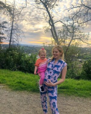 Dreama Walker Instagram - Anybody else scared right now and going through pictures to remember not being scared?? THERE’S NO TOILET PAPER ANYWHERE. 
Here’s Hanalei and I with our eyes closed.
