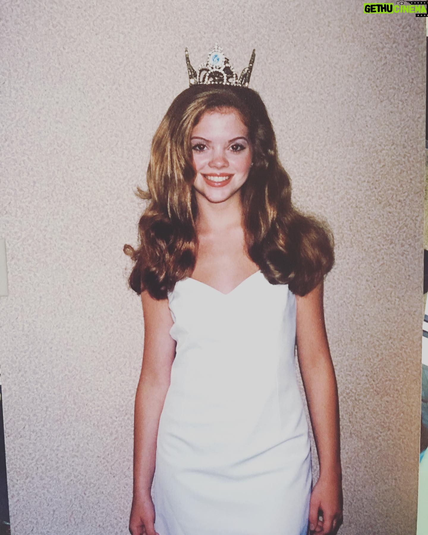 Dreama Walker - 2.1K Likes - #tbt, 1999
Lavender eye shadow and my natural hair color 😱