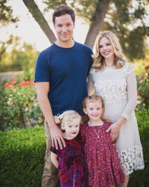 Dreama Walker Instagram - Merry Christmas from all of us! ❤️🎄🎁 photo by the best, @scottieimages