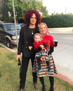 Dreama Walker Instagram - We’re Russian Dolls!!! Get it? @c_a_mc is Natasha Lyonne?? I had to explain it, many times. My v talented sister made our amazing skirts and we had a blast trick or treating, Hanalei was overjoyed by unwrapped candy bars and our best photo was in front of this Ford Explorer 🤷🏼‍♀️
#russiandoll