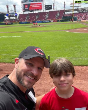 Drew Lachey Instagram - Two of my favorite things… Label•Less and Cincinnati sports. Doesn’t get much better than that! 
 
Thank you @reds for having @labellessmusical out on the field last week!