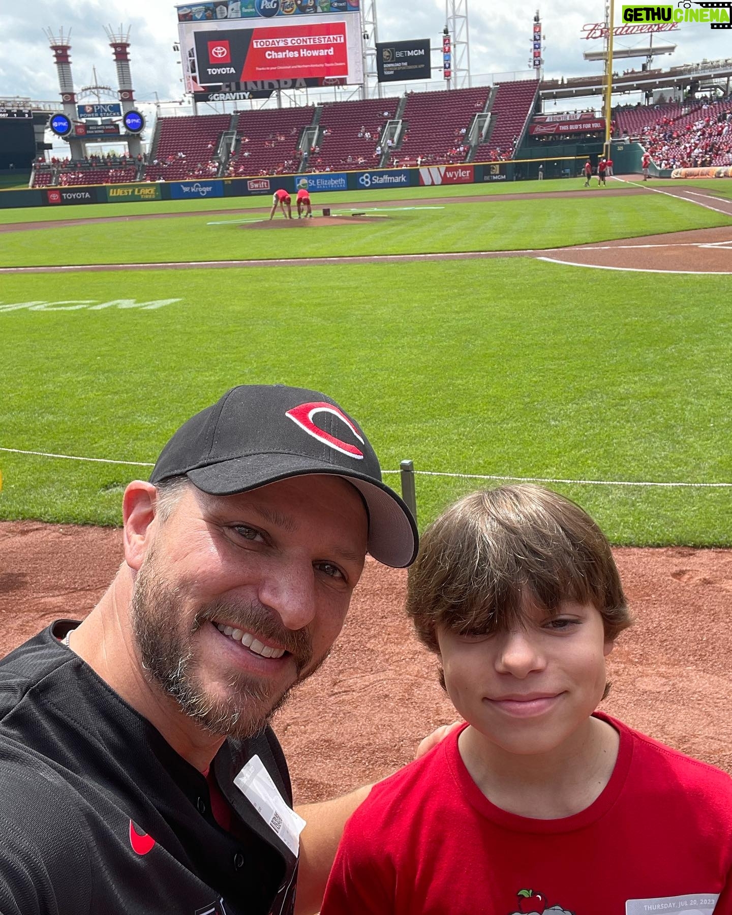 Drew Lachey - 1.6K Likes - Two of my favorite things… Label•Less and Cincinnati sports. Doesn’t get much better than that!
Thank you @reds for having @labellessmusical out on the field last week!