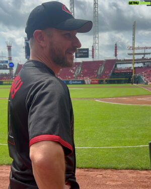 Drew Lachey Instagram - Two of my favorite things… Label•Less and Cincinnati sports. Doesn’t get much better than that! 
 
Thank you @reds for having @labellessmusical out on the field last week!