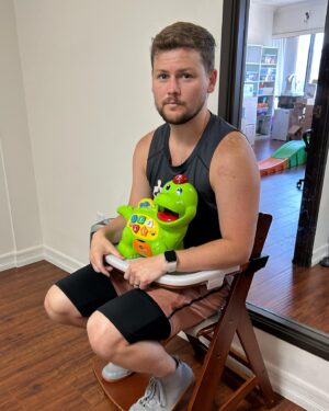 Drew Lynch Instagram - I have a special chair whenever I go to speech therapy. Thanks @achievespeech for my dinosaur playtime.