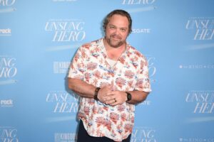 Drew Powell Instagram - Got to see some old pals at a special screening of @unsungheromovie at @lionsgate last night! Great work by @andrewerwinofficial and the team @kingdomstorycompany and especially to @joelsmallbone @daisybetts and the whole cast and crew! Plus there were Caramello Koala’s and Shapes! My favorites! Onya mates!