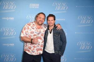 Drew Powell Instagram - Got to see some old pals at a special screening of @unsungheromovie at @lionsgate last night! Great work by @andrewerwinofficial and the team @kingdomstorycompany and especially to @joelsmallbone @daisybetts and the whole cast and crew! Plus there were Caramello Koala’s and Shapes! My favorites! Onya mates!