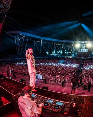 Drew Taggart Instagram - I think that was the most insane touring weekend yet. 3 sold out shows 3 countries 3 days. 🇮🇳 🇨🇳 🇹🇭 thank you Mumbai, Foshan, Bangkok sheeeesh every show was ripping and so uniquely different. Also so incredible to see everyone reacting to ‘Addicted’ all over Asia 🙏🏻 thank you thank you