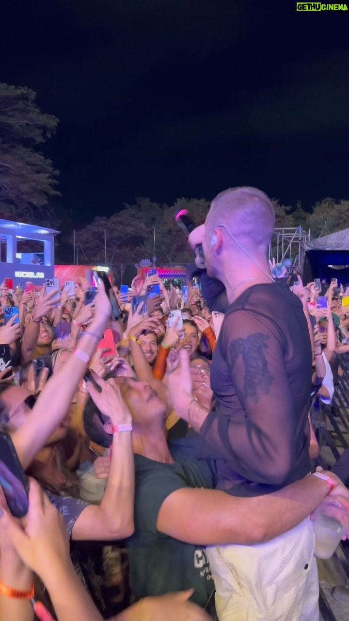 Drew Taggart - 67.2K Likes - Jajaja me encanta este video!!! Gracias a la gente de Medellín y Bogota!!! Dos noches inolvidable :))))