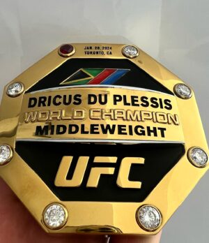 Dricus Du Plessis Instagram - It finally arrived!
I made the promise that I’d get the 🇿🇦 on that UFC title and I’m a man of my word, so incredibly proud.
#historymade #promiseskept 
#stillknocks