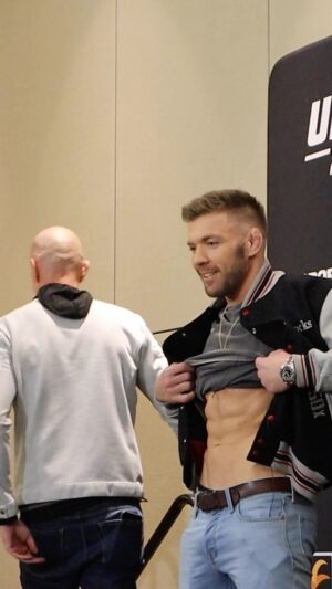 Dricus Du Plessis Instagram - DDP gets his jacket for a 50 time perfect test history from Senior VP of Athlete Health and Performance of the UFC, Jeff Novitzky 👏

#UFC #MMA #UFC297