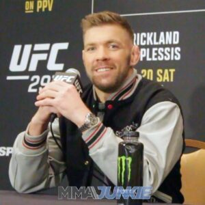 Dricus Du Plessis Instagram - Dricus Du Plessis responds to Sean Strickland’s “intense” threats 🔪 #UFC297

🔗 FULL STORY IN BIO