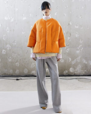 Dries Van Noten Instagram - WOMEN AUTUMN WINTER 2024

The comfort of contradiction.

Looks consist of shifting gestures – swaddling scarves, angular cuffs, stretchy skirts. Silhouettes reconsider basic shapes.

#DriesVanNoten #DVNAW24 #PFW