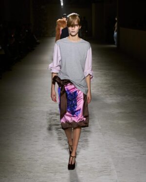 Dries Van Noten Instagram - WOMEN AUTUMN WINTER 2024

The comfort of contradiction.

Expression comes through color, washed tones giving way to striking shades of pink and blue. Artistic impulse surfaces from color fields to sequin pointillism: pink, vivid blue, copper, deep brown and black

#DriesVanNoten #DVNAW24 #PFW