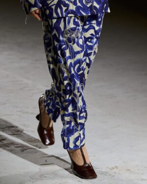 Dries Van Noten Instagram - WOMEN AUTUMN WINTER 2024

The comfort of contradiction.

Expression comes through color, washed tones giving way to striking shades of pink and blue. Artistic impulse surfaces from color fields to sequin pointillism: pink, vivid blue, copper, deep brown and black

#DriesVanNoten #DVNAW24 #PFW