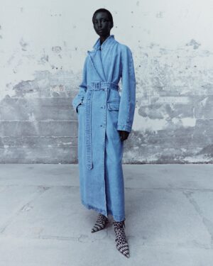 Dries Van Noten Instagram - SPRING SUMMER 2024

Alay wears look 5

Loose fit denim coat with raglan sleeves

Printed cotton socks

Checkered lace-up pumps

#DriesVanNoten #DVNSS24