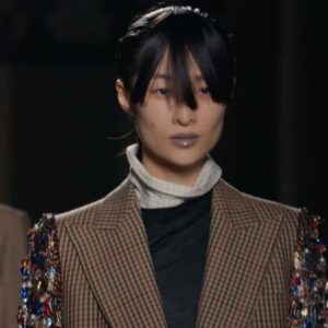 Dries Van Noten Instagram - WOMEN AUTUMN WINTER 2024

The comfort of contradiction.

Expression comes through color, washed tones giving way to striking shades of pink and blue. Artistic impulse surfaces from color fields to sequin pointillism: pink, vivid blue, copper, deep brown and black

#DriesVanNoten #DVNAW24 #PFW