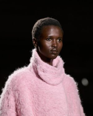 Dries Van Noten Instagram - WOMEN AUTUMN WINTER 2024

The comfort of contradiction.

Outerwear appears smoothly sculpted. Looks are assembled through stiff and soft construction. Tailoring gives way to draping and back again.

#DriesVanNoten #DVNAW24 #PFW