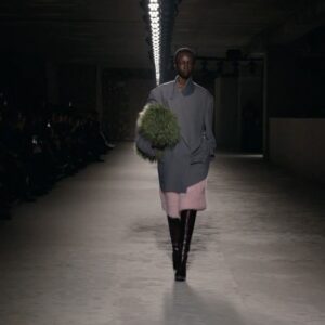 Dries Van Noten Instagram - WOMEN AUTUMN WINTER 2024

The comfort of contradiction.

Outerwear appears smoothly sculpted. Looks are assembled through stiff and soft construction. Tailoring gives way to draping and back again.

#DriesVanNoten #DVNAW24 #PFW