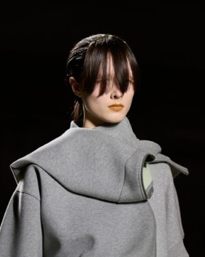 Dries Van Noten Instagram - WOMEN AUTUMN WINTER 2024

The comfort of contradiction.

Outerwear appears smoothly sculpted. Looks are assembled through stiff and soft construction. Tailoring gives way to draping and back again.

#DriesVanNoten #DVNAW24 #PFW