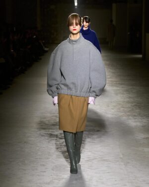 Dries Van Noten Instagram - WOMEN AUTUMN WINTER 2024

The comfort of contradiction.

Outerwear appears smoothly sculpted. Looks are assembled through stiff and soft construction. Tailoring gives way to draping and back again.

#DriesVanNoten #DVNAW24 #PFW