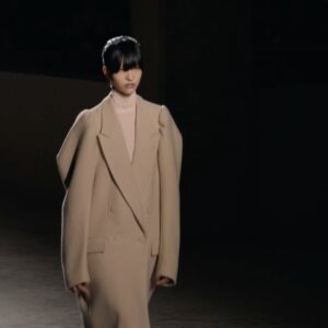 Dries Van Noten Instagram - WOMEN AUTUMN WINTER 2024

The comfort of contradiction.

Outerwear appears smoothly sculpted. Looks are assembled through stiff and soft construction. Tailoring gives way to draping and back again.

#DriesVanNoten #DVNAW24 #PFW