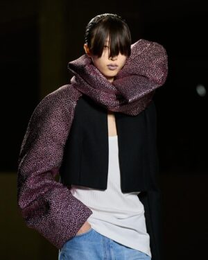 Dries Van Noten Instagram - WOMEN AUTUMN WINTER 2024

The comfort of contradiction.

Outerwear appears smoothly sculpted. Looks are assembled through stiff and soft construction. Tailoring gives way to draping and back again.

#DriesVanNoten #DVNAW24 #PFW