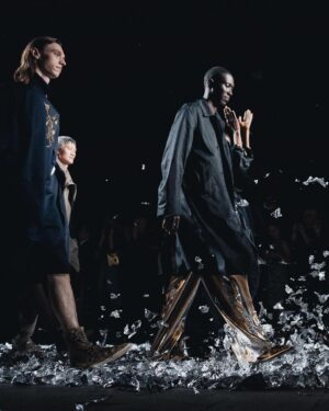Dries Van Noten Instagram - MEN SPRING SUMMER 2025

THERE IS NO BEGINNING, NO END

#DriesVanNoten #DVNSS25 #PFW