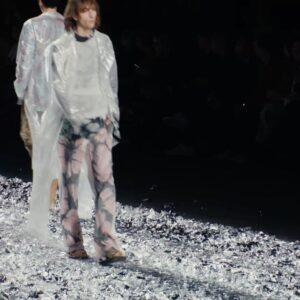 Dries Van Noten Instagram - MEN SPRING SUMMER 2025 

Suminagashi, an ancestral Japanese print technique is applied across the collection featuring large, graphic leaves and flowers. Visible layers, under to over, define the body. 

See the full show video on driesvannoten.com

#DriesVanNoten #DVNSS25 #PFW