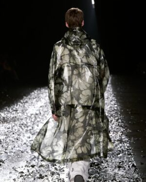 Dries Van Noten Instagram - MEN SPRING SUMMER 2025 

Suminagashi, an ancestral Japanese print technique is applied across the collection featuring large, graphic leaves and flowers. Visible layers, under to over, define the body. 

See the full show video on driesvannoten.com

#DriesVanNoten #DVNSS25 #PFW