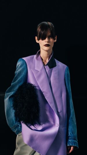 Dries Van Noten Instagram - WOMEN AUTUMN WINTER 2024

The comfort of contradiction.

Drawing the eye downward, shoes are defined by a curvy, narrowed wedge, glove-like last with a signature toe. Bags exude character, whether with a structured frame or a soft shape. 

#DriesVanNoten #DVNAW24 #PFW