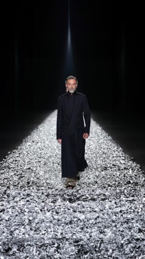 Dries Van Noten Instagram - MEN SPRING SUMMER 2025

Look 1 - Alain

A reflection on contemporary elegance, thinking beyond what has come before.

See the full show video on driesvannoten.com

#DriesVanNoten #DVNSS25 #PFW