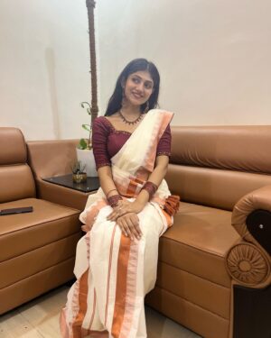 Drishya Raghunath Instagram - Shivaratri dump ❣️

#shivaratri #ethnic #mallu #malayali #saree #drishya #drishyaraghunath #cousins #familytime
