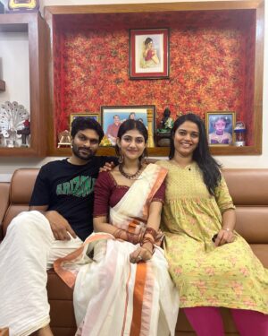 Drishya Raghunath Instagram - Shivaratri dump ❣️

#shivaratri #ethnic #mallu #malayali #saree #drishya #drishyaraghunath #cousins #familytime