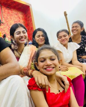 Drishya Raghunath Instagram - Shivaratri dump ❣️

#shivaratri #ethnic #mallu #malayali #saree #drishya #drishyaraghunath #cousins #familytime
