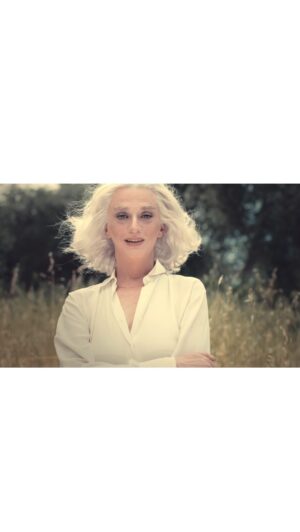 Drusilla Foer Instagram - ✨ Che vi sia in ogni angolo della Terra, anche il più addolorato, una piccola melodia. 

“ PICCOLA MELODIA” dall’album “DRU” 🎶🎵 

@bmgitaly 

Prodotto da Franco Godi per Best Sound 
Scritto e diretto: Gianluca Gori
Chitarra Classica: Marco Cappelli
Autori del brano: Pacifico & Cosma 
Fotografia e produzione esecutiva: @le.officine
Montaggio/Editing video: @monasta_stagephoto
Film Maker: @capinovispo 
Make-up: @riccardodeagostini 
Hairstylist : @Wigsfx 
Personal assistant: @mmenduni 
Web management: @alex_da_verrazzano 

✨Grazie alla piccola Dru, Isabella Balduino ✨

#drusillafoer #piccolamelodia #dru
#bmg