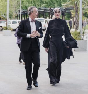 Drusilla Foer Instagram - Di “prime” ne ho sempre fatte poche.
Preferisco andare dopo qualche replica, in “sordina”.
Per il Maggio Musicale Fiorentino ho fatto uno strappo.
Mi son messa in testa un rovo di legnetti ebanizzati e di piume tagliate (opera di Mazzanti Piume), il mio solito “nero”, un pò di Vivier, un pò di Valentino e un tocco di sarta.
Volevo sentirmi carina a braccetto di Neri Torrigiani, il mio Amico primo.
Turandot in versione colorata, ironica. Voci strepitose, il Maestro Meta che tiene tutto insieme con trasporto.
Grazie a Carlo Fuortes per il graditissimo invito e al suo staff, efficiente ed affettuoso.
Viva la Musica.
Viva il Maggio.
Viva le Imperatrici incazzate che poi ci ripensano.

#drusilla #drusillafoer