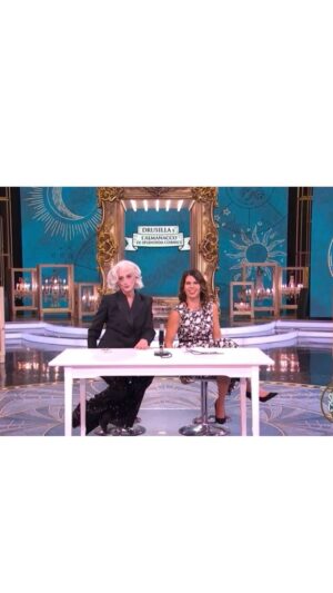 Drusilla Foer Instagram - Grazie Geppi!
Com’ è bello fare la televisione bella. 😊

“SPLENDIDA CORNICE” del 12 ottobre
@iogeppicucciari 
@splendicornice 
@instarai3 
@raiplay_official