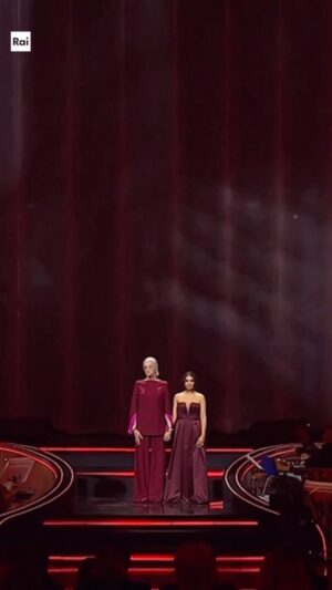 Drusilla Foer Instagram - PER LA LIBERTÀ!

#Repost @raiplay_official

“Per il sorgere del sole dopo lunghe notti. Per la libertà.”
A #Sanremo2023
#drusilla #drusillafoer #pegahmoshirpour
