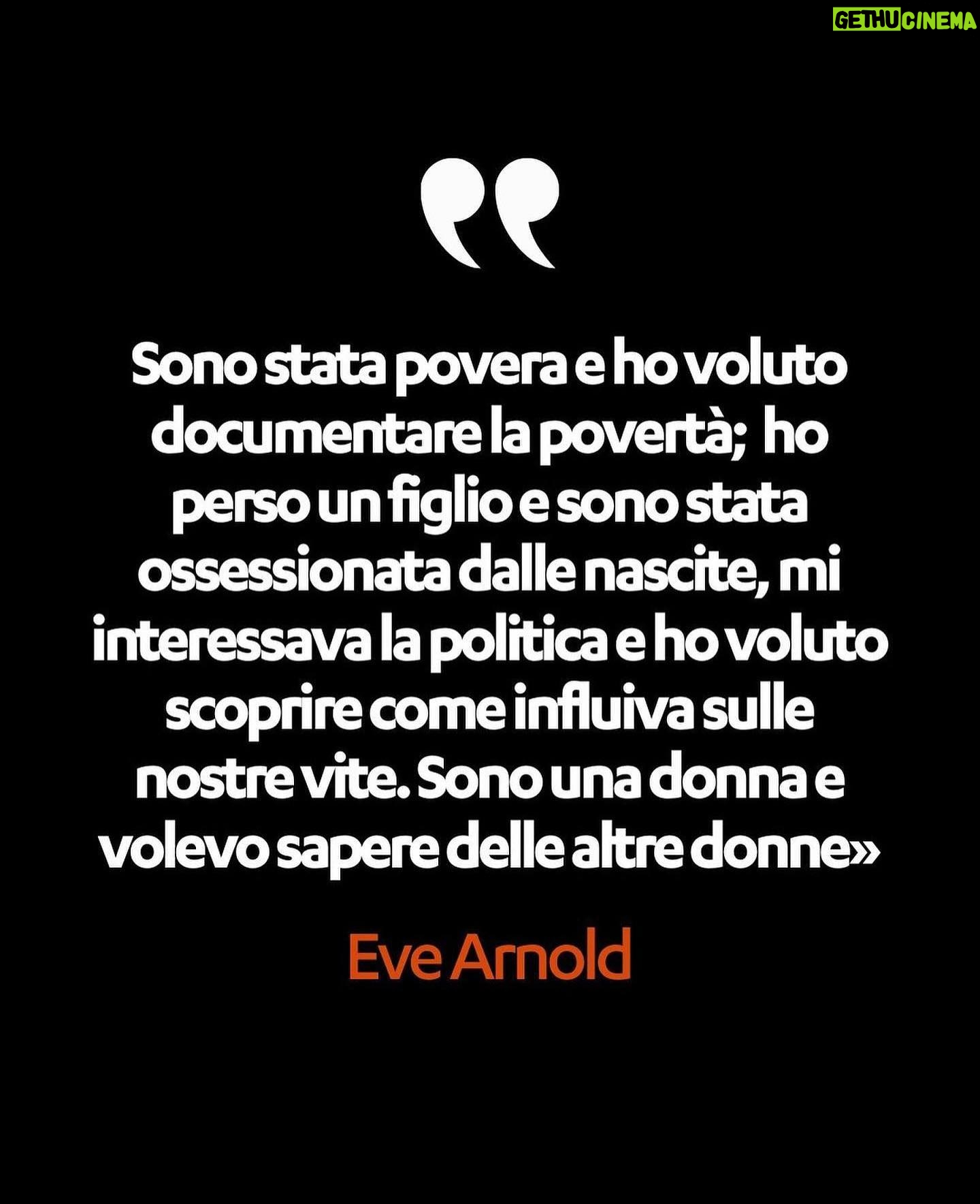 Drusilla Foer - 3K Likes - REPOST: @chiaratagliaferri 17 aprile ā giorno di Morgane
Tutto comincia da questa foto, scattata esattamente tre anni fa, quando con noi cāera @drusillafoer che ha fatto magie fuori e dentro Hogwarts in una delle puntate più belle di Morgana, ricordandoci che nel mondo di Harry Potter la grande eroina ĆØ una donna: la madre di Harry. Gli permette di sopravvivere grazie a una magia dāamore, più forte della morte.
CosƬ, oggi al mio fianco cāĆØ Drusilla, e insieme raccontiamo Eve Arnold, fotoreporter internazionale che conosceva bene lāimportanza del tempo e della luce, ma sapeva che la curiositĆ e lāemozione sono due elementi ancora più fondamentali.
Robert Capa diceva che la produzione di Arnold si collocava a metà strada fra le gambe di Marlene Dietrich e le vite amare dei migranti raccoglitori di patate. E aveva ragione. Il suo lavoro ci ha mostrato il lato più umano delle divinità di Hollywood e ha restituito dignità agli emarginati.
āLa differenza tra il bravo fotografo e il giornalista ĆØ che il primo sa approfittare dellāincidenteā, amava ripetere Eve Arnold che per più di novantāanni ha illuminato ogni volto che ha incontrato, mostrandoci che lāarte sta in ciò che rimane quando lāoccasione ĆØ svanita.
Grazie a @bene2811w e a @monica_poggi per il loro prezioso aiuto, a @avannetti che ha reso possibile questa nuova stagione.
Le madri di Morgana si moltiplicano su @storielibere.fm grazie al sostegno di @maisonvalentino, @lavazzait e @veralab
La puntata, curata da @alerossi76 e @jacklegstudio ĆØ su @storielibere.fm e su tutte le app di ascolto.
Link in bio š§
#drusillafoer #drusilla