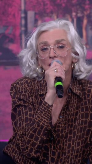 Drusilla Foer Instagram - 🔊 Ovunque sei, se ascolterai
Accanto a te mi rivedrai 🎵

🎼 @drusillafoer LIVE a #Radio2SocialClub su #RaiRadio2 e sul canale 202 del Digitale Terrestre, domani alle 8.45 su @instarai2 🖥