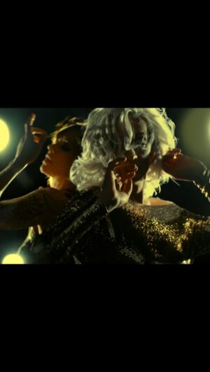 Drusilla Foer Instagram - È online IL VIDEO di “IO NE VOGLIO ANCORA” con Asia Argento!

E che sia un’estate… SUPER DANCE!! 💃 🪩🕺

PER SCARICARE IL PEZZO DALLE PIATTAFORME DIGITALI:
Link in bio! 

@asiaargento
@bmgitaly 

Una produzione: Best Sound -Franco Godi
Scritto e diretto: Gianluca Gori
Fotografia e produzione esecutiva: @ le.officine
Montaggio/Editing video: @monasta_stagephoto
Film Maker: @nico_scavo
Make-up: @riccardodeagostini 
Hairstylist : @Wigsfx 
Outfits: @wolford - @ornella.bellandi 
Shoes: @rogervivier
Personal assistant: @mmenduni 
Web management: @alex_da_verrazzano 
Location: @teatrodellalimonaia 

#drusillafoer #ionevoglioancora #dru
#bmg #asiaargento