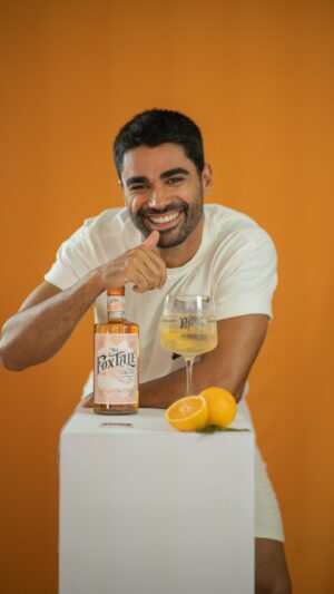 Duarte Gomes Instagram - Espontâneo, Descontraído, Leve, Enérgico, Ousado e Aventureiro.
Assim sou eu, na minha versão Sir The @foxtale.gin Citrus, o gin que vai revolucionar o teu verão. 🧊🍊
 
#TheFoxTaleGin #WhatsYourTale #MyFoxTale #CitrusGin Pu