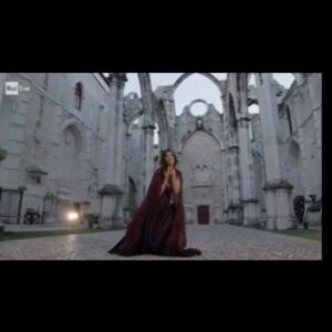 Dulce Pontes Instagram - Viva Portugal 🇵🇹 

Posted @withregram • @dulcepontesoficial "Amor a Portugal" produzido pela @rai1official para o belíssimo programa "Meraviglie" no nosso Convento do Carmo, reconstruído virtualmente 🙏🏻♥️

#enniomorricone #dulcepontesoficial #dulcepontes #rai #portugal