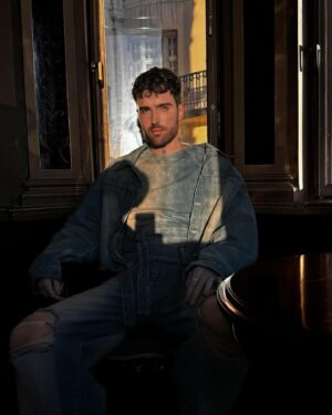 Duncan Laurence Instagram - Thank you @netflix for inviting me. @officialomar @edvinrydings I’m so happy I finally met you two in person. Both of you are absolutely amazing. I’m so happy and honored Young Royals used Arcade in that heartbreaking scene (ep 5, season 3 if you’re curious but pls do watch the whole things cause it’s just so beautiful). ❤️