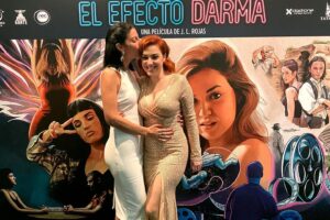 Dunia Rodríguez Instagram - Llegó la noche del prestreno de @el_efecto_darma 👩🏻‍🚀🧑🏻‍🚀🪐

Han tenido que pasar casi dos días para poder digerir este tornado maravilloso. Estaremos en cines a partir del día 15 de Septiembre y eso me hace muy feliz. Me hace feliz que este proyecto fuera un antes y un después para mí, para muchos; no solo por interpretar a Darma o cantar canciones y escribirlas para la BSO junto con artistas enormes… me hacen feliz las personas que hay en él. Me hacen feliz las personas con las que lo he compartido y lo comparto. Me encantará compartirlo con vosotros. ¡Os espero en el cine! 💗🪽

Me faltan mil fotos. Quisiera ponerlas todas, con todo el mundo. Las pondré.  Os voy a dar la turra para rato 😂❤️

“Cada película tiene su momento, y este es el nuestro.” ⚡️