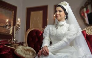 Duygu Gürcan Instagram - Osmanlı tarihinde ilk beyaz gelinlik giyen #naimesultan 👰  Yeni bölüme hazır mıyız? 🤗 📸: @velicetinkayaa 
#payitahtabdülhamid