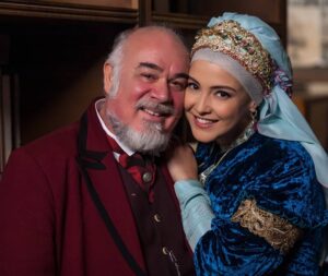 Duygu Gürcan Instagram - Yeni bölüm başlamadan önce değerli insanla keyifli bir resim iyi gider 😏🤗 📸:@velicetinkayaa 
#payitahtabdülhamid #naimesultan #vambery